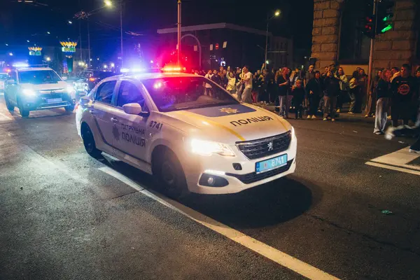 Kharkiv, Ukrayna, 23 Ağustos 2025 Ukrayna Ulusal Bayrak Günü 'ne katılan polis arabaları ve ayrıca Kharkiv Şehir Günü' nü korna çalarak ve ana caddede yürüyüş yaparak kutluyorlar..