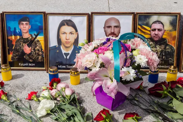 Kharkiv, Ukrayna, 24 Ağustos 2025 'te Rusya' ya karşı savaşta ölen askerlerin portreleri Anayasa Günü 'nde sergilendi..