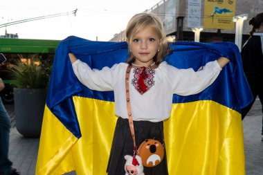 Kharkiv, Ukrayna, 24 Ağustos 2025 Bağımsızlık Günü Anayasa Meydanı 'nda Ukrayna bayrağı taşıyan genç bir kızın portreleri.