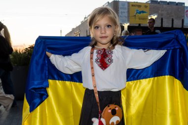 Kharkiv, Ukrayna, 24 Ağustos 2025 Bağımsızlık Günü Anayasa Meydanı 'nda Ukrayna bayrağı taşıyan genç bir kızın portreleri.