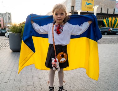 Kharkiv, Ukrayna, 24 Ağustos 2025 Bağımsızlık Günü Anayasa Meydanı 'nda Ukrayna bayrağı taşıyan genç bir kızın portreleri.