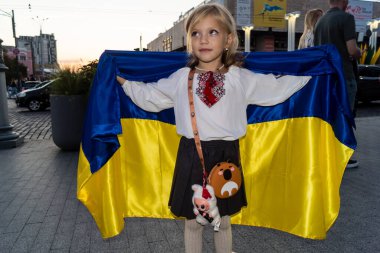 Kharkiv, Ukrayna, 24 Ağustos 2025 Bağımsızlık Günü Anayasa Meydanı 'nda Ukrayna bayrağı taşıyan genç bir kızın portreleri.