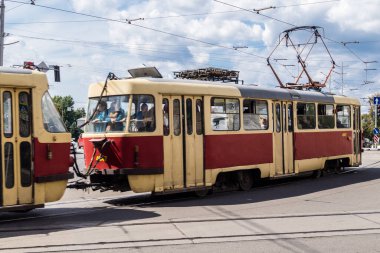 Kharkiv, Ukrayna, 27 Ağustos 2025. Şehir düzenli olarak bombalanırken Harkiv tramvayı işlemeye devam ediyor. Rus füzelerinin ve sirenlerin hedefi Harkiv 'deki kamu hizmetleri..