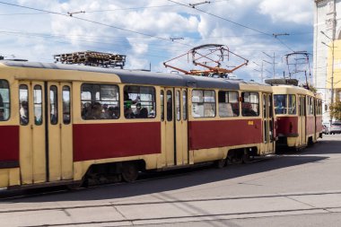 Kharkiv, Ukrayna, 27 Ağustos 2025. Şehir düzenli olarak bombalanırken Harkiv tramvayı işlemeye devam ediyor. Rus füzelerinin ve sirenlerin hedefi Harkiv 'deki kamu hizmetleri..