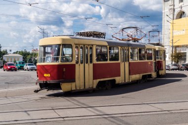 Kharkiv, Ukrayna, 27 Ağustos 2025. Şehir düzenli olarak bombalanırken Harkiv tramvayı işlemeye devam ediyor. Rus füzelerinin ve sirenlerin hedefi Harkiv 'deki kamu hizmetleri..