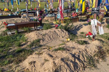 Harkiv, Ukrayna, 28 Ağustos 2025 'te Ukrayna' yı savunan askerlerin gömüldüğü yer, Harkiv 'in güneyindeki bir askeri mezarlık olan Aleya Slavy' dir. Sarı ve mavi bayraklar göz alabildiğince uzanıyor..