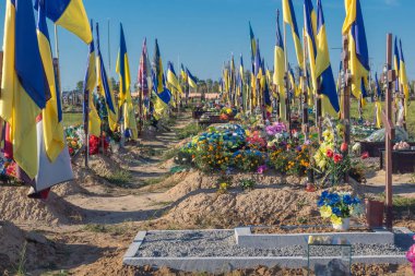 Harkiv, Ukrayna, 28 Ağustos 2025 'te Ukrayna' yı savunan askerlerin gömüldüğü yer, Harkiv 'in güneyindeki bir askeri mezarlık olan Aleya Slavy' dir. Sarı ve mavi bayraklar göz alabildiğince uzanıyor..