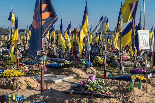Harkiv, Ukrayna, 28 Ağustos 2025 'te Ukrayna' yı savunan askerlerin gömüldüğü yer, Harkiv 'in güneyindeki bir askeri mezarlık olan Aleya Slavy' dir. Sarı ve mavi bayraklar göz alabildiğince uzanıyor..