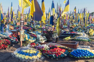 Harkiv, Ukrayna, 28 Ağustos 2025 'te Ukrayna' yı savunan askerlerin gömüldüğü yer, Harkiv 'in güneyindeki bir askeri mezarlık olan Aleya Slavy' dir. Sarı ve mavi bayraklar göz alabildiğince uzanıyor..