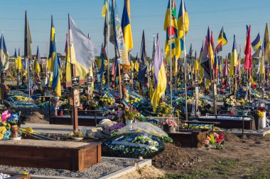 Harkiv, Ukrayna, 28 Ağustos 2025 'te Ukrayna' yı savunan askerlerin gömüldüğü yer, Harkiv 'in güneyindeki bir askeri mezarlık olan Aleya Slavy' dir. Sarı ve mavi bayraklar göz alabildiğince uzanıyor..