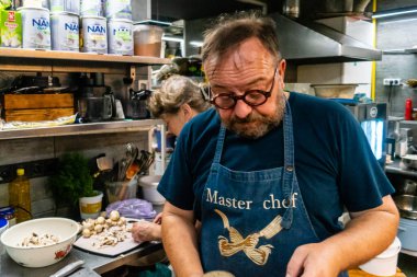 Kharkiv, Ukrayna, 31 Ağustos 2025 Palyanica yardım kuruluşundan gönüllüler Ukrayna askerleri için ev yapımı yemekler pişirdiler. Bazı yemekler İHA 'larla savaş bölgelerine teslim edilmek üzere pişirilir..