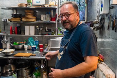 Kharkiv, Ukrayna, 31 Ağustos 2025 Palyanica yardım kuruluşundan gönüllüler Ukrayna askerleri için ev yapımı yemekler pişirdiler. Bazı yemekler İHA 'larla savaş bölgelerine teslim edilmek üzere pişirilir..