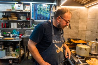 Kharkiv, Ukrayna, 31 Ağustos 2025 Palyanica yardım kuruluşundan gönüllüler Ukrayna askerleri için ev yapımı yemekler pişirdiler. Bazı yemekler İHA 'larla savaş bölgelerine teslim edilmek üzere pişirilir..