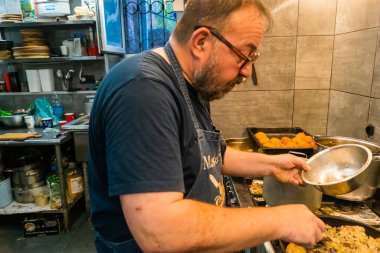 Kharkiv, Ukrayna, 31 Ağustos 2025 Palyanica yardım kuruluşundan gönüllüler Ukrayna askerleri için ev yapımı yemekler pişirdiler. Bazı yemekler İHA 'larla savaş bölgelerine teslim edilmek üzere pişirilir..