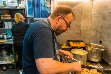 Kharkiv, Ukrayna, 31 Ağustos 2025 Palyanica yardım kuruluşundan gönüllüler Ukrayna askerleri için ev yapımı yemekler pişirdiler. Bazı yemekler İHA 'larla savaş bölgelerine teslim edilmek üzere pişirilir..