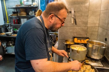 Kharkiv, Ukrayna, 31 Ağustos 2025 Palyanica yardım kuruluşundan gönüllüler Ukrayna askerleri için ev yapımı yemekler pişirdiler. Bazı yemekler İHA 'larla savaş bölgelerine teslim edilmek üzere pişirilir..