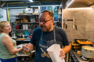 Kharkiv, Ukrayna, 31 Ağustos 2025 Palyanica yardım kuruluşundan gönüllüler Ukrayna askerleri için ev yapımı yemekler pişirdiler. Bazı yemekler İHA 'larla savaş bölgelerine teslim edilmek üzere pişirilir..