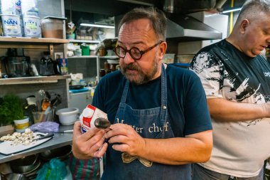 Kharkiv, Ukrayna, 31 Ağustos 2025 Palyanica yardım kuruluşundan gönüllüler Ukrayna askerleri için ev yapımı yemekler pişirdiler. Bazı yemekler İHA 'larla savaş bölgelerine teslim edilmek üzere pişirilir..