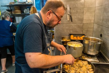 Kharkiv, Ukrayna, 31 Ağustos 2025 Palyanica yardım kuruluşundan gönüllüler Ukrayna askerleri için ev yapımı yemekler pişirdiler. Bazı yemekler İHA 'larla savaş bölgelerine teslim edilmek üzere pişirilir..