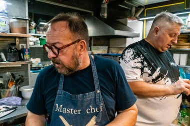 Kharkiv, Ukrayna, 31 Ağustos 2025 Palyanica yardım kuruluşundan gönüllüler Ukrayna askerleri için ev yapımı yemekler pişirdiler. Bazı yemekler İHA 'larla savaş bölgelerine teslim edilmek üzere pişirilir..