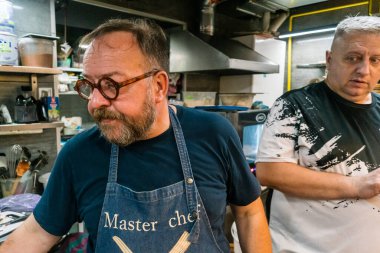 Kharkiv, Ukrayna, 31 Ağustos 2025 Palyanica yardım kuruluşundan gönüllüler Ukrayna askerleri için ev yapımı yemekler pişirdiler. Bazı yemekler İHA 'larla savaş bölgelerine teslim edilmek üzere pişirilir..