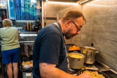 Kharkiv, Ukrayna, 31 Ağustos 2025 Palyanica yardım kuruluşundan gönüllüler Ukrayna askerleri için ev yapımı yemekler pişirdiler. Bazı yemekler İHA 'larla savaş bölgelerine teslim edilmek üzere pişirilir..