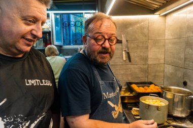 Kharkiv, Ukrayna, 31 Ağustos 2025 Palyanica yardım kuruluşundan gönüllüler Ukrayna askerleri için ev yapımı yemekler pişirdiler. Bazı yemekler İHA 'larla savaş bölgelerine teslim edilmek üzere pişirilir..