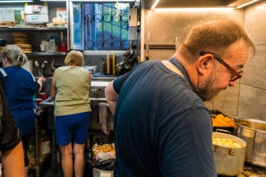 Kharkiv, Ukrayna, 31 Ağustos 2025 Palyanica yardım kuruluşundan gönüllüler Ukrayna askerleri için ev yapımı yemekler pişirdiler. Bazı yemekler İHA 'larla savaş bölgelerine teslim edilmek üzere pişirilir..