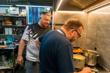 Kharkiv, Ukrayna, 31 Ağustos 2025 Palyanica yardım kuruluşundan gönüllüler Ukrayna askerleri için ev yapımı yemekler pişirdiler. Bazı yemekler İHA 'larla savaş bölgelerine teslim edilmek üzere pişirilir..