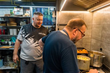 Kharkiv, Ukrayna, 31 Ağustos 2025 Palyanica yardım kuruluşundan gönüllüler Ukrayna askerleri için ev yapımı yemekler pişirdiler. Bazı yemekler İHA 'larla savaş bölgelerine teslim edilmek üzere pişirilir..