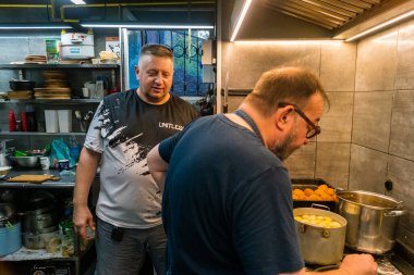 Kharkiv, Ukrayna, 31 Ağustos 2025 Palyanica yardım kuruluşundan gönüllüler Ukrayna askerleri için ev yapımı yemekler pişirdiler. Bazı yemekler İHA 'larla savaş bölgelerine teslim edilmek üzere pişirilir..