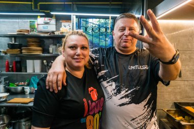 Kharkiv, Ukrayna, 31 Ağustos 2025 Palyanica yardım kuruluşundan gönüllüler Ukrayna askerleri için ev yapımı yemekler pişirdiler. Bazı yemekler İHA 'larla savaş bölgelerine teslim edilmek üzere pişirilir..