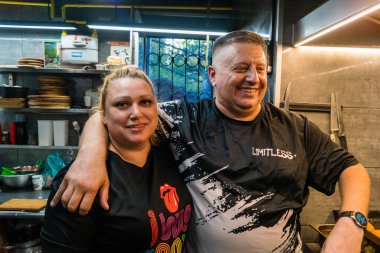 Kharkiv, Ukrayna, 31 Ağustos 2025 Palyanica yardım kuruluşundan gönüllüler Ukrayna askerleri için ev yapımı yemekler pişirdiler. Bazı yemekler İHA 'larla savaş bölgelerine teslim edilmek üzere pişirilir..