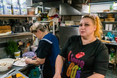 Kharkiv, Ukrayna, 31 Ağustos 2025 Palyanica yardım kuruluşundan gönüllüler Ukrayna askerleri için ev yapımı yemekler pişirdiler. Bazı yemekler İHA 'larla savaş bölgelerine teslim edilmek üzere pişirilir..