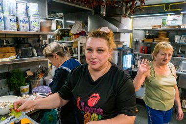 Kharkiv, Ukrayna, 31 Ağustos 2025 Palyanica yardım kuruluşundan gönüllüler Ukrayna askerleri için ev yapımı yemekler pişirdiler. Bazı yemekler İHA 'larla savaş bölgelerine teslim edilmek üzere pişirilir..