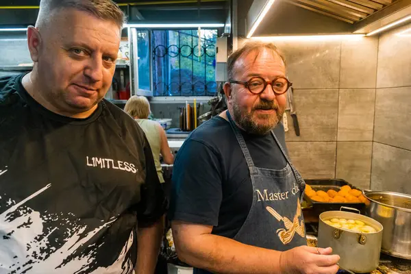 Kharkiv, Ukrayna, 31 Ağustos 2025 Palyanica yardım kuruluşundan gönüllüler Ukrayna askerleri için ev yapımı yemekler pişirdiler. Bazı yemekler İHA 'larla savaş bölgelerine teslim edilmek üzere pişirilir..