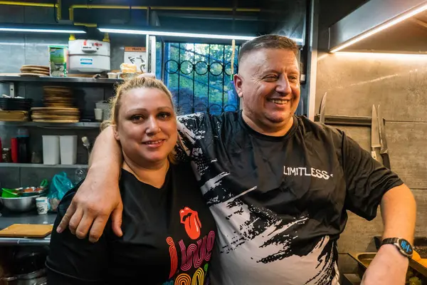 Kharkiv, Ukrayna, 31 Ağustos 2025 Palyanica yardım kuruluşundan gönüllüler Ukrayna askerleri için ev yapımı yemekler pişirdiler. Bazı yemekler İHA 'larla savaş bölgelerine teslim edilmek üzere pişirilir..