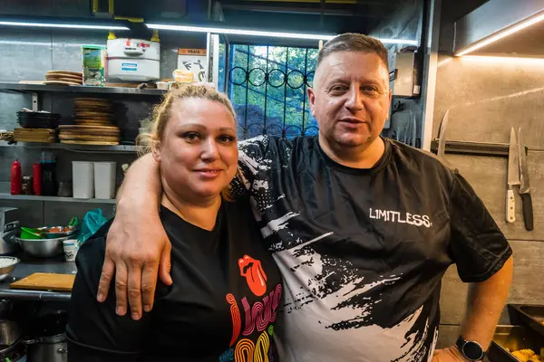 Kharkiv, Ukrayna, 31 Ağustos 2025 Palyanica yardım kuruluşundan gönüllüler Ukrayna askerleri için ev yapımı yemekler pişirdiler. Bazı yemekler İHA 'larla savaş bölgelerine teslim edilmek üzere pişirilir..