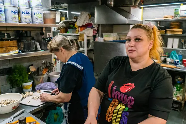 Kharkiv, Ukrayna, 31 Ağustos 2025 Palyanica yardım kuruluşundan gönüllüler Ukrayna askerleri için ev yapımı yemekler pişirdiler. Bazı yemekler İHA 'larla savaş bölgelerine teslim edilmek üzere pişirilir..