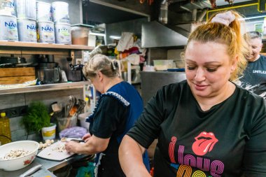 Kharkiv, Ukrayna, 31 Ağustos 2025 Palyanica yardım kuruluşundan gönüllüler Ukrayna askerleri için ev yapımı yemekler pişirdiler. Bazı yemekler İHA 'larla savaş bölgelerine teslim edilmek üzere pişirilir..