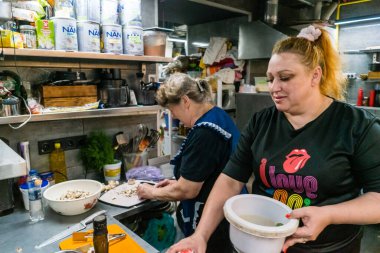 Kharkiv, Ukrayna, 31 Ağustos 2025 Palyanica yardım kuruluşundan gönüllüler Ukrayna askerleri için ev yapımı yemekler pişirdiler. Bazı yemekler İHA 'larla savaş bölgelerine teslim edilmek üzere pişirilir..