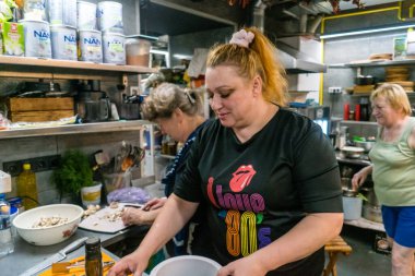 Kharkiv, Ukrayna, 31 Ağustos 2025 Palyanica yardım kuruluşundan gönüllüler Ukrayna askerleri için ev yapımı yemekler pişirdiler. Bazı yemekler İHA 'larla savaş bölgelerine teslim edilmek üzere pişirilir..