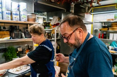 Kharkiv, Ukrayna, 31 Ağustos 2025 Palyanica yardım kuruluşundan gönüllüler Ukrayna askerleri için ev yapımı yemekler pişirdiler. Bazı yemekler İHA 'larla savaş bölgelerine teslim edilmek üzere pişirilir..