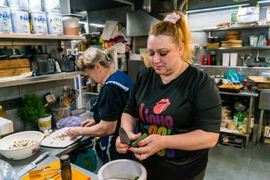 Kharkiv, Ukrayna, 31 Ağustos 2025 Palyanica yardım kuruluşundan gönüllüler Ukrayna askerleri için ev yapımı yemekler pişirdiler. Bazı yemekler İHA 'larla savaş bölgelerine teslim edilmek üzere pişirilir..