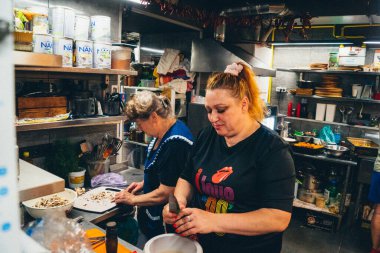 Kharkiv, Ukrayna, 31 Ağustos 2025 Palyanica yardım kuruluşundan gönüllüler Ukrayna askerleri için ev yapımı yemekler pişirdiler. Bazı yemekler İHA 'larla savaş bölgelerine teslim edilmek üzere pişirilir..