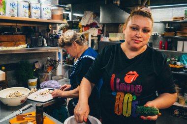 Kharkiv, Ukrayna, 31 Ağustos 2025 Palyanica yardım kuruluşundan gönüllüler Ukrayna askerleri için ev yapımı yemekler pişirdiler. Bazı yemekler İHA 'larla savaş bölgelerine teslim edilmek üzere pişirilir..