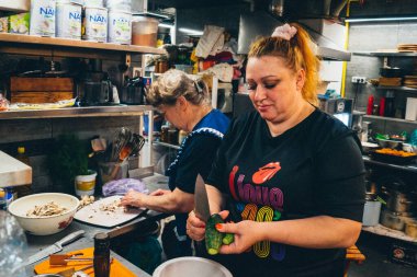 Kharkiv, Ukrayna, 31 Ağustos 2025 Palyanica yardım kuruluşundan gönüllüler Ukrayna askerleri için ev yapımı yemekler pişirdiler. Bazı yemekler İHA 'larla savaş bölgelerine teslim edilmek üzere pişirilir..