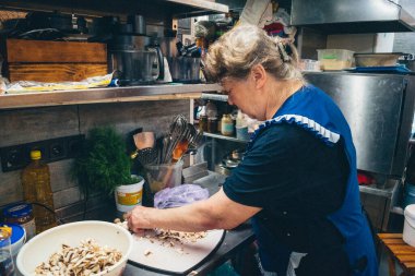 Kharkiv, Ukrayna, 31 Ağustos 2025 Palyanica yardım kuruluşundan gönüllüler Ukrayna askerleri için ev yapımı yemekler pişirdiler. Bazı yemekler İHA 'larla savaş bölgelerine teslim edilmek üzere pişirilir..