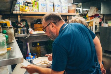 Kharkiv, Ukrayna, 31 Ağustos 2025 Palyanica yardım kuruluşundan gönüllüler Ukrayna askerleri için ev yapımı yemekler pişirdiler. Bazı yemekler İHA 'larla savaş bölgelerine teslim edilmek üzere pişirilir..