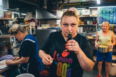 Kharkiv, Ukrayna, 31 Ağustos 2025 Palyanica yardım kuruluşundan gönüllüler Ukrayna askerleri için ev yapımı yemekler pişirdiler. Bazı yemekler İHA 'larla savaş bölgelerine teslim edilmek üzere pişirilir..